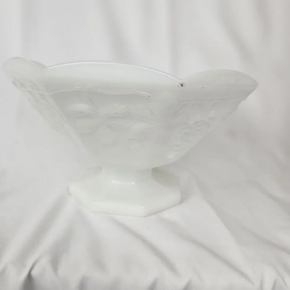 VINTAGE ANCHOR HOCKING MILK GLASS FOOTED FRUIT BOWL GRAPES